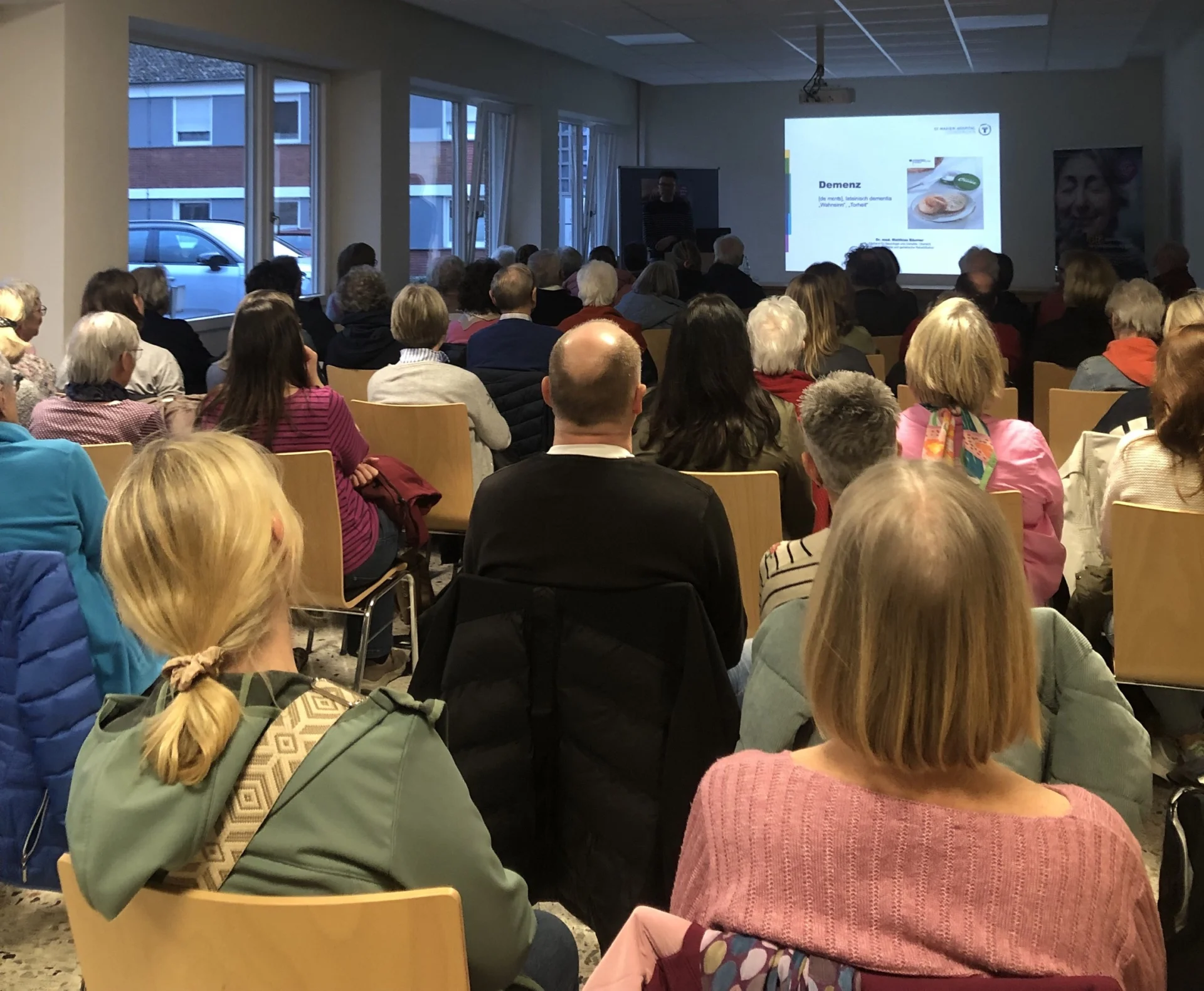 Dr. Matthias Bäumer referierte vor einem großen Publikum über Demenz: Demenz ein Oberbegriff für verschiedene Erkrankungen, die zu einem fortschreitenden Verlust geistiger Fähigkeiten führen. Alzheimer ist dabei die häufigste Form und macht rund zwei Drittel aller Demenzfälle aus.